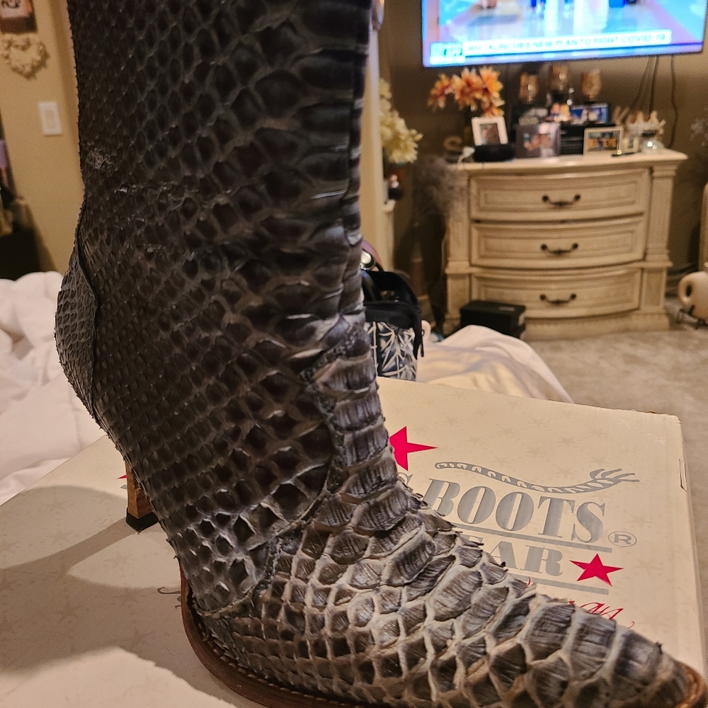 Boots snake with heel